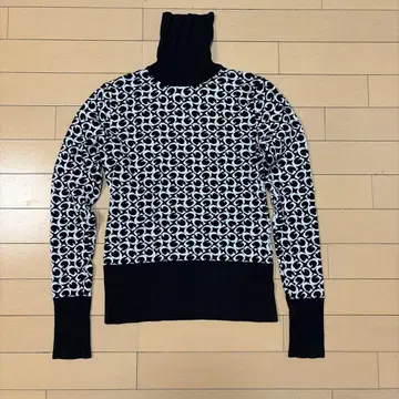 GUESS 모노그램 터틀넥 니트 티셔츠