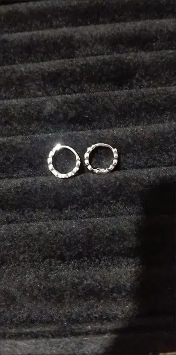 반지형 크리스탈 귀걸이와 잎 모티브 귀걸이 세트