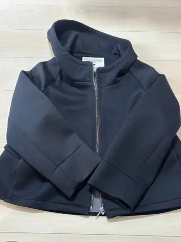 STRAWBERRY FIELDS 소매 프릴 블랙 후드 부착 후드티