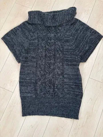 다크 그레이 케이블 짜임 하이넥 반팔 니트