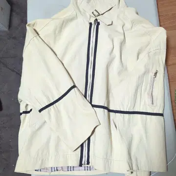 후드 부착 크림색 자켓