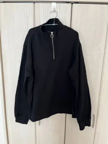블랙 하프 지퍼 맨투맨