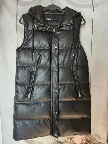 ZARA 블랙 다운 베스트