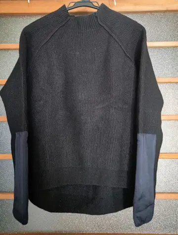 IENA의 니트 스웨터입니다.