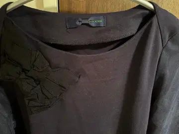 프릴 달린 네이비 무릎 기장 원피스