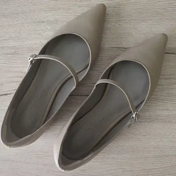 베이지 스틸레토 펌프스