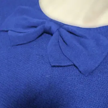 리본 포함 파랑 니트 스웨터 긴팔