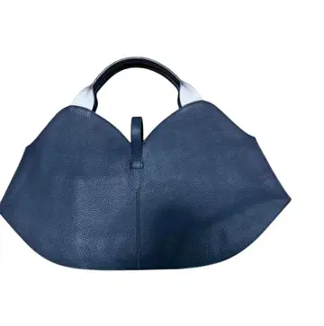 네이비 가죽 토트백 유니크 실루엣