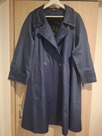 레리안 다크 블루 롱 코트 자수 라이너 포함