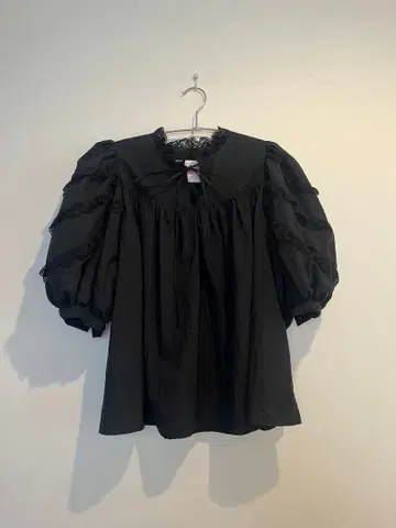siiilon 프릴 블라우스 블랙