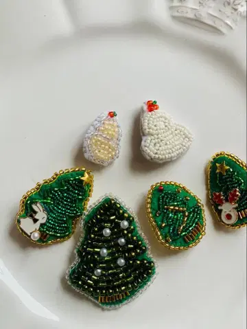 비즈 자수 크리스마스 브로치와 경단 브로치 세트