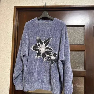 꽃무늬 디자인 파란색 니트 스웨터