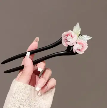 꽃 장식이 달린 블랙 컬러 헤어콤