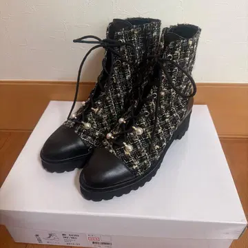 트위드 레이스업 부츠 블랙과 베이지