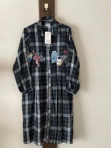 스칼라 체크 무늬 고양이 자수 긴팔 원피스