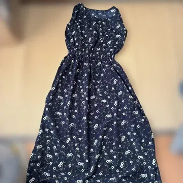 네이비 플라워 프린트 슬리브리스 원피스