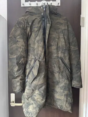 카모플라쥬 후드 부착 롱 다운 자켓