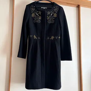 Super Beauty 자수 장식 블랙 롱 코트 40