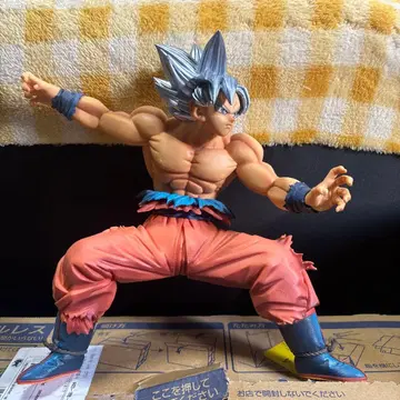 무의식의 극의 손오공 피규어 액션 포즈