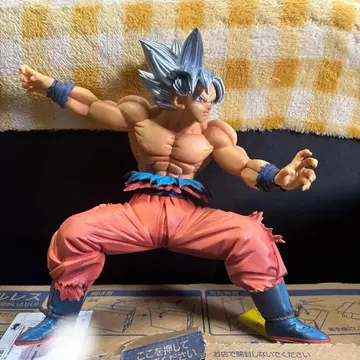 무의식의 극의 손오공 피규어 액션 포즈