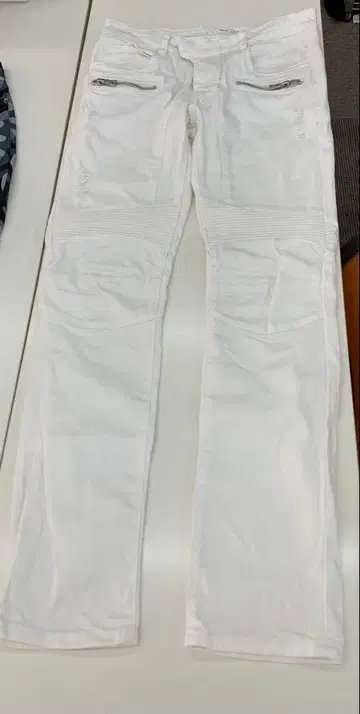 화이트 스트레이트 데님 지퍼 포켓 부착