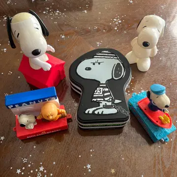 스누피 50주년 기념 피규어 세트 일부와 빈 캔, 저금통