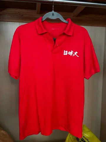 닛타이다이 프린트 들어간 빨간색 피케 셔츠