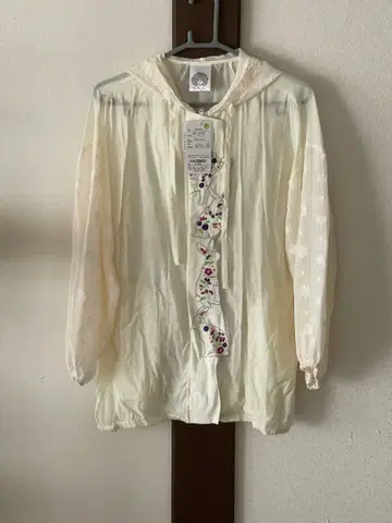 스칼라 토끼 자수 아이보리 후드 부착 셔츠