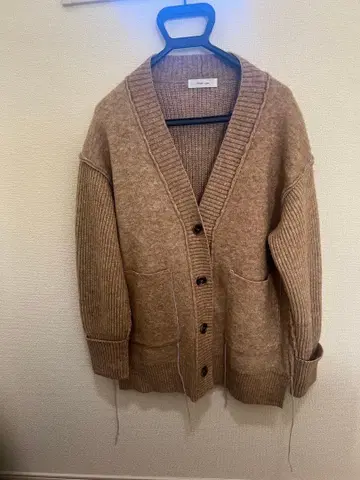 에이미 로우 링킹 배색 미들 기장 가디건 베이지 퍼플 스티치