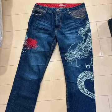 카라쿠리타마시 용과 피안화 자수 다크 블루 데님 팬츠