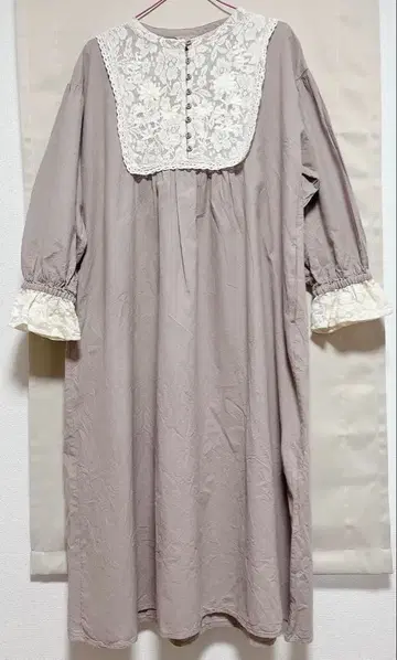 가슴 자수 원피스