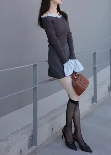 미개봉 새상품 [ MARCURYDUO ] 이소재 프릴 오프숄더 리브 니트