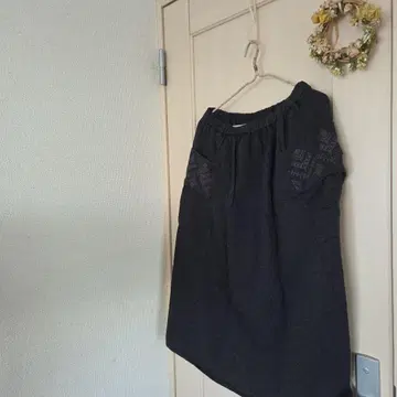 사만사모스2 츠하루 자수 포켓 부착 다크 그레이 무릎 기장 스커트