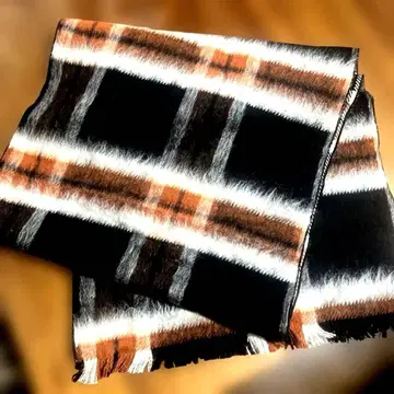 푹신하고 따뜻한 체크 무늬 스톨 블랙과 오렌지