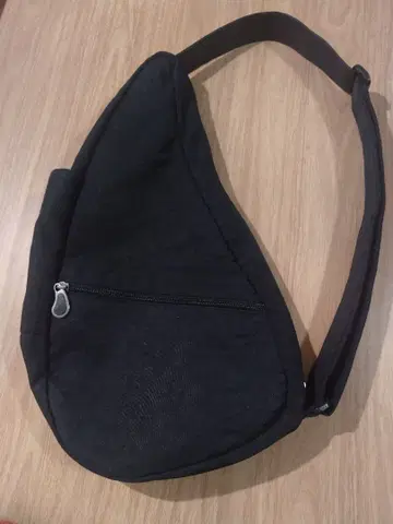 Healthy Back Bag 블랙 슬링백