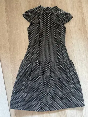 Rene 반팔 무릎 기장 원피스