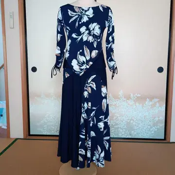 네이비 플라워 프린트 긴팔 원피스