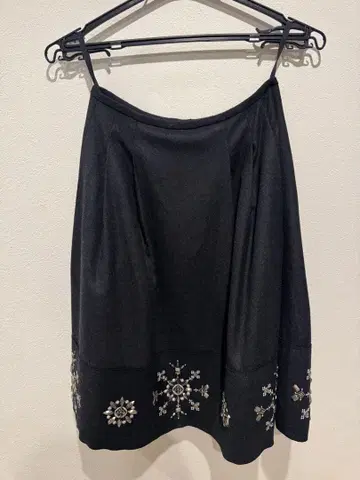 폭시 눈꽃 무늬 비즈 자수 블랙 플레어 스커트