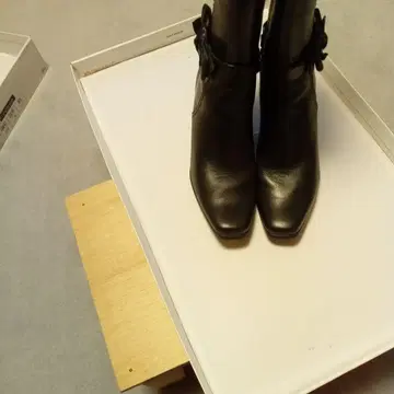 블랙 가죽 리본 포함 롱 부츠