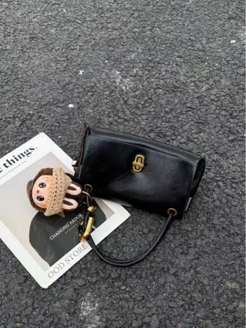 세일$블랙 가죽 숄더백