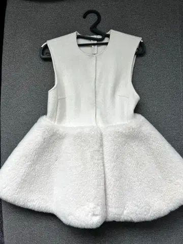 화이트 퍼 베스트 슬리브리스 플레어