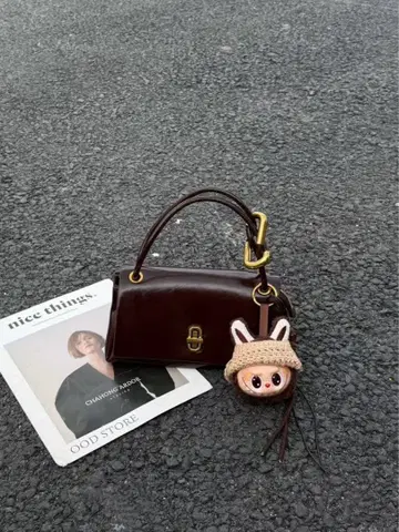 다크 브라운 핸드백 토끼 참 포함