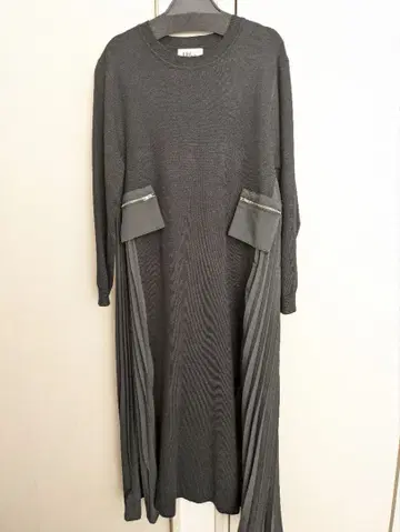 [아모와르카프리스] 사이드 플리츠 니트 원피스