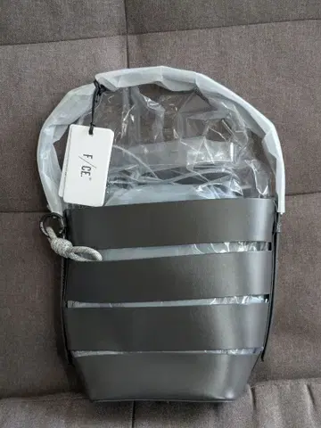 새상품 C.E 테크 가죽 케이지 버킷 숄더백