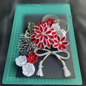 일본풍 꽃 장식 빨흰