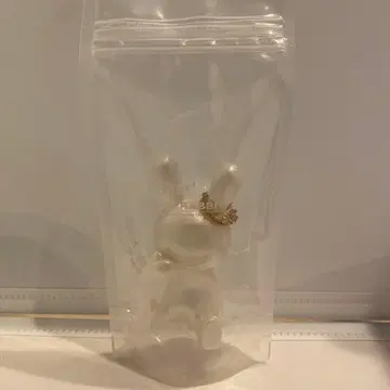 블랙 토끼 화이트 (왕관 포함)