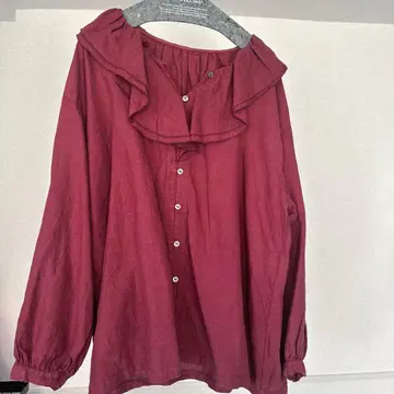 네스트로브 린넨 프릴 칼라 블라우스 (크림슨 계열)