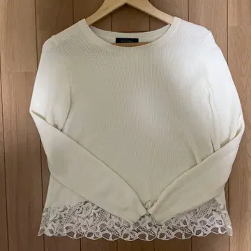 JUSGLITTY 화이트 레이스 밑단 상의