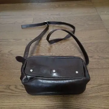 다크 브라운 가죽 숄더백