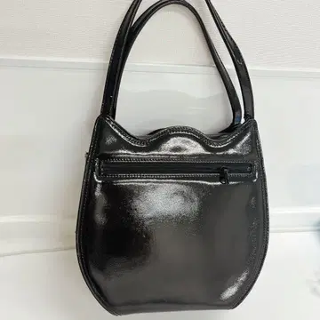 광택 블랙 핸드백 에나멜